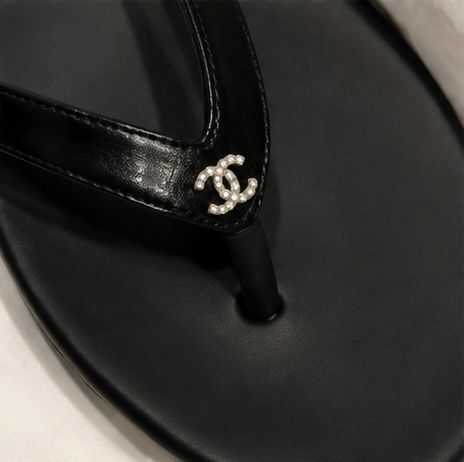 Minimalist Crystal Flip-Flops – Black